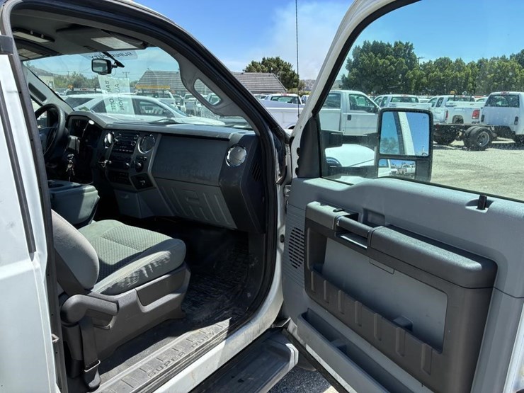 2011-ford-f550-image-18