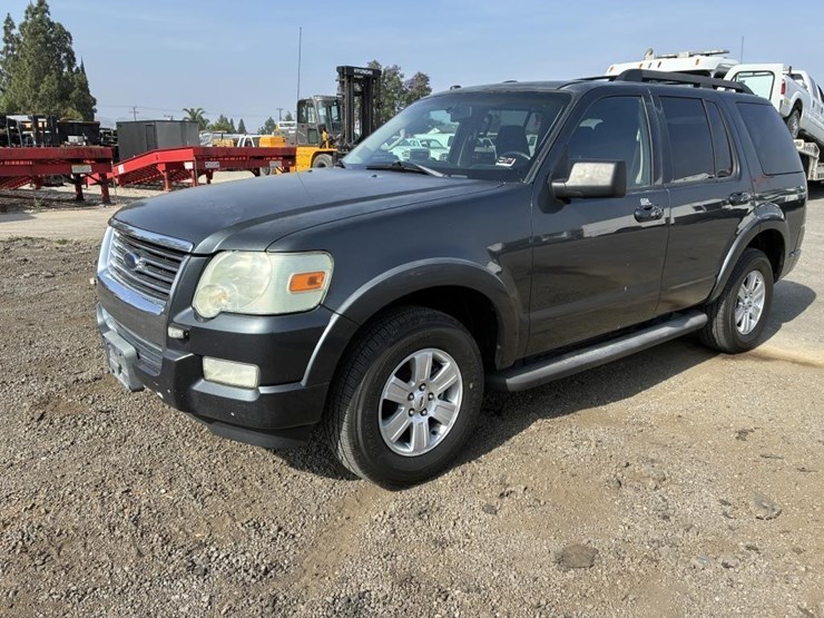 2010-ford-explorer-xlt-image-1