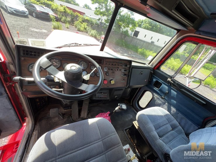 2016-caterpillar-242d-image-9
