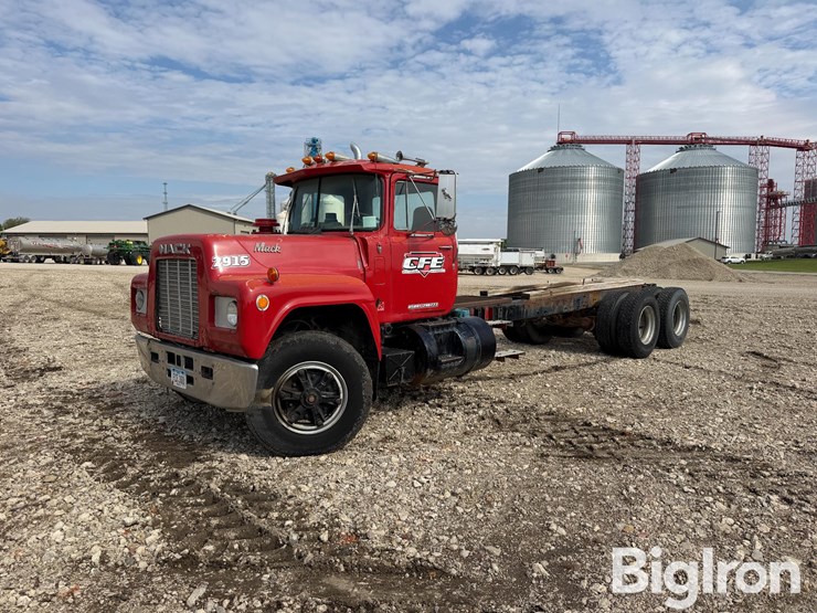 1984-mack-r686st-image-1