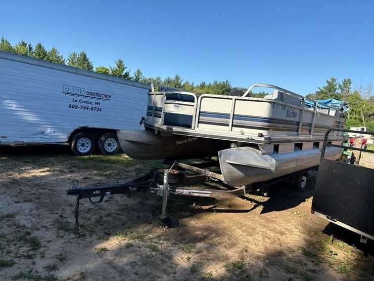 sun-tracker-21dl-pontoon-boat-image-2