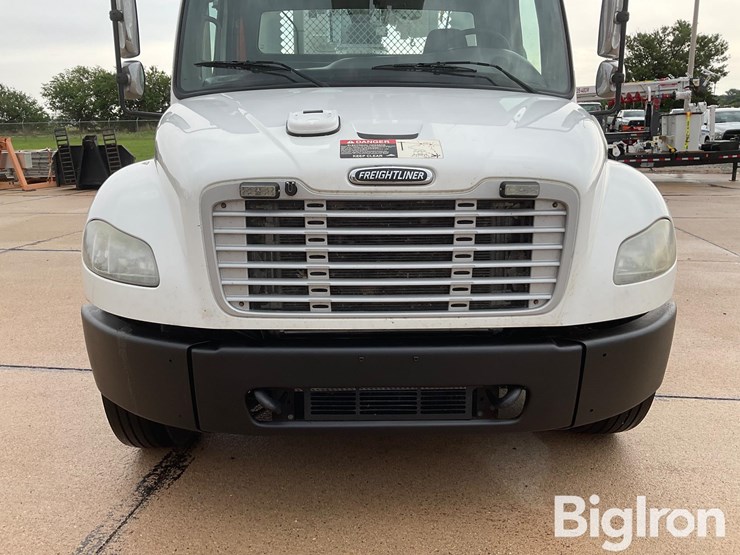 2009-freightliner-m2-106-image-12