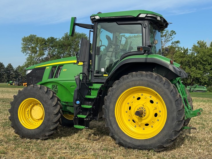 2023-john-deere-7r-210-image-3