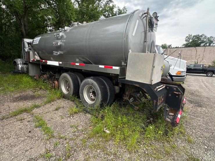 2019-peterbilt-567-image-7
