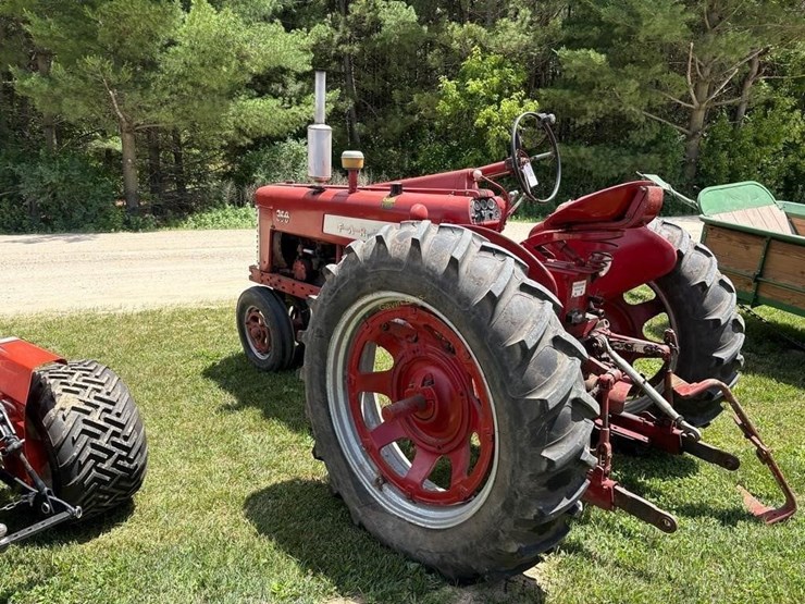 farmall-350-gas-tractor-image-4