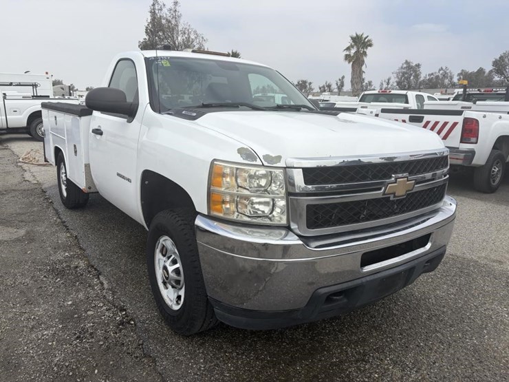 2011-chevrolet-2500hd-image-2