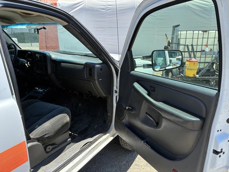 2005-chevrolet-silverado-3500-image-11