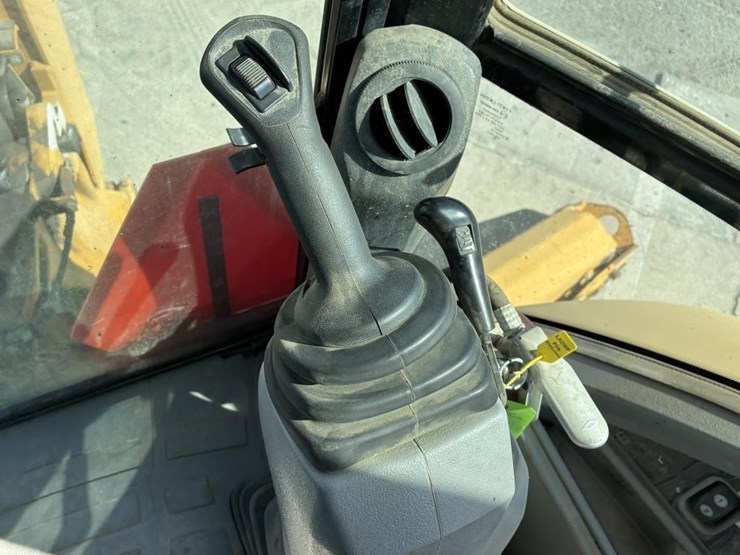 2014-caterpillar-430e-image-41