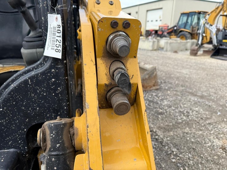 2018-caterpillar-249d-image-10