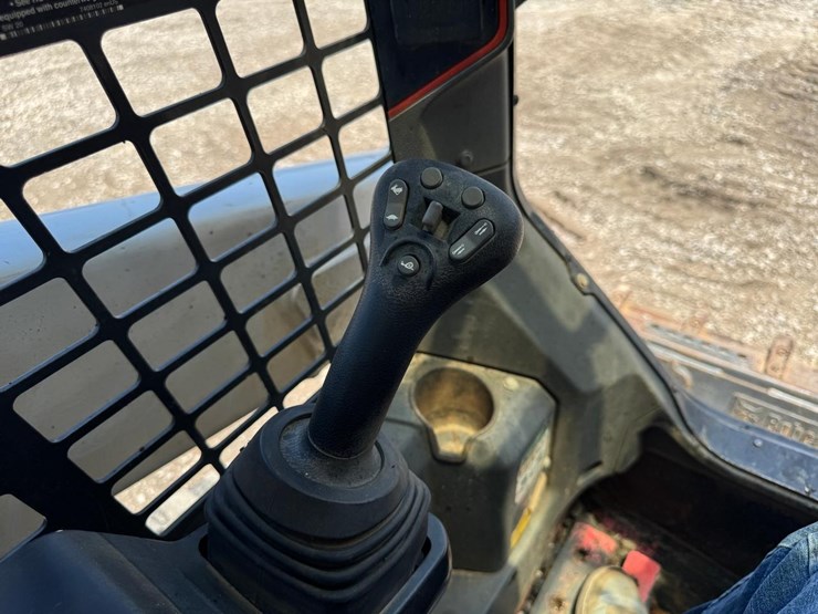 2021-bobcat-t64-image-27