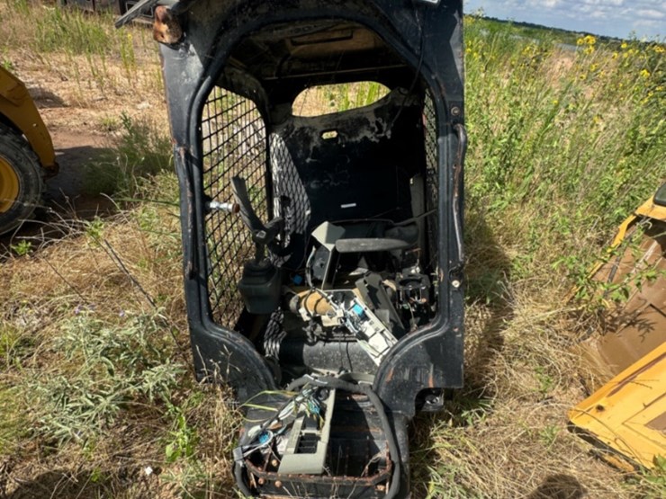 2019-caterpillar-232d-image-4