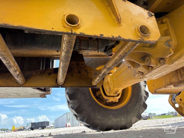 2015-caterpillar-416f-image-45