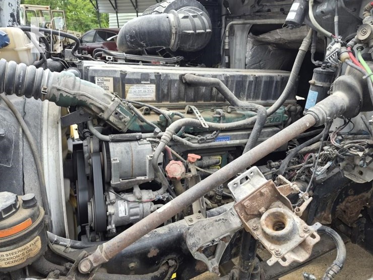 2006-volvo-vnl64t300-image-15