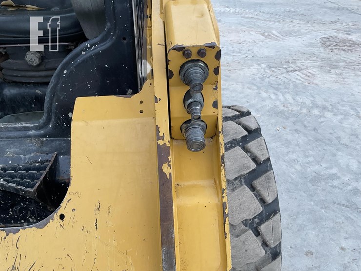 2014-caterpillar-242d-image-11