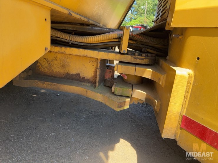 2010-caterpillar-cb64-image-23