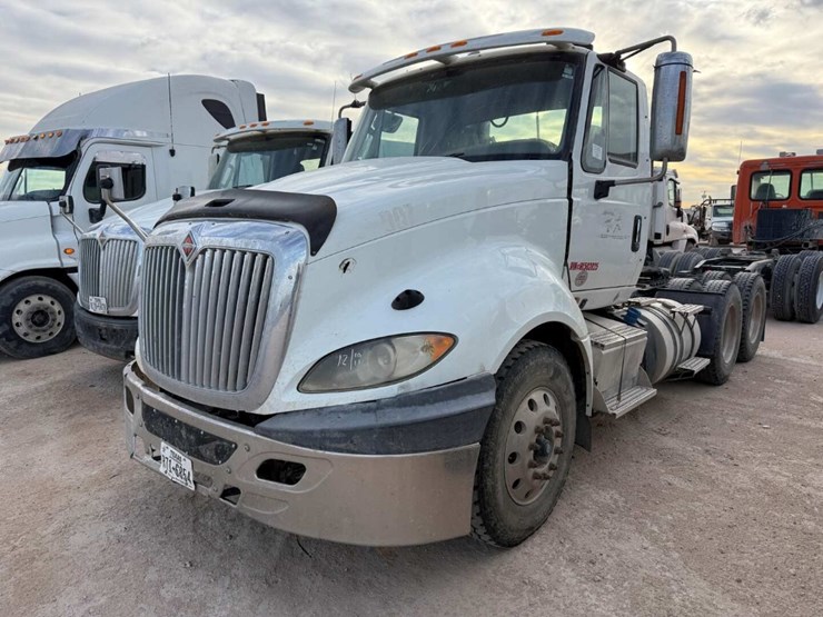2017-international-lf687-daycab-image-1