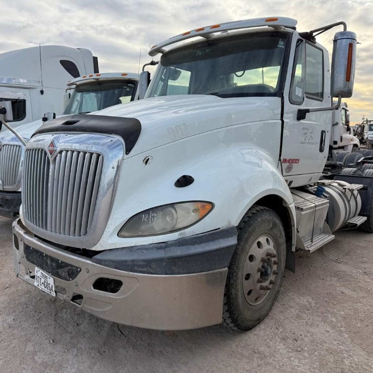 2017 INTERNATIONAL LF687 DAYCAB