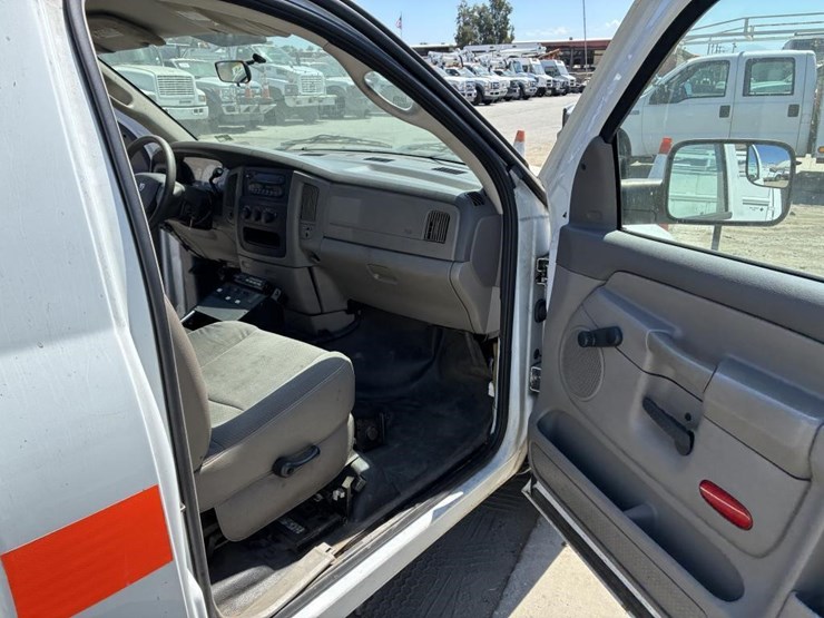 2005-dodge-2500-image-11