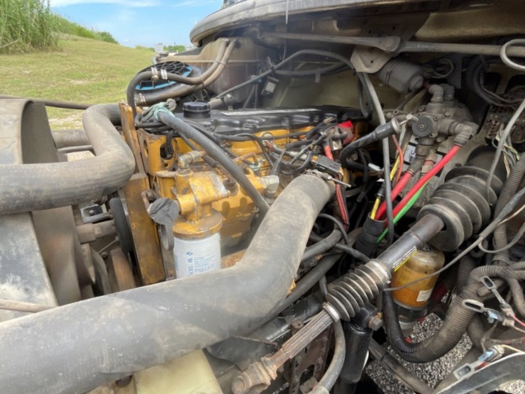 2005-freightliner-m2-106-image-9