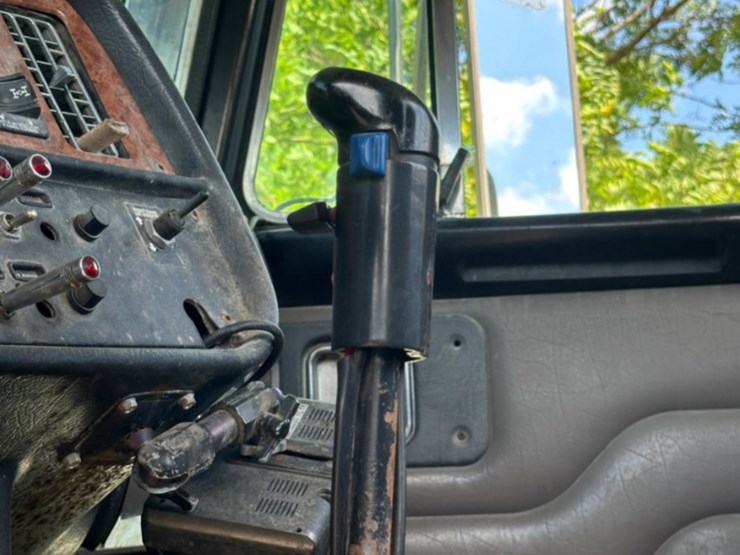 2005-peterbilt-379-image-8