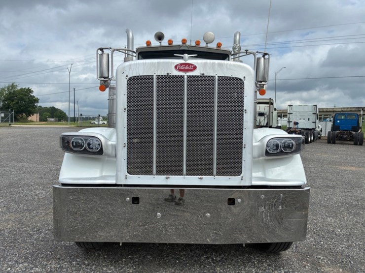 2015-peterbilt-389-image-2