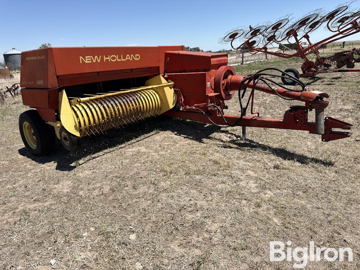 new-holland-320-image-3