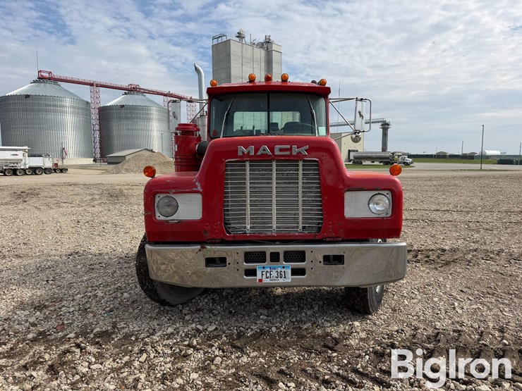 1984-mack-r686st-image-2