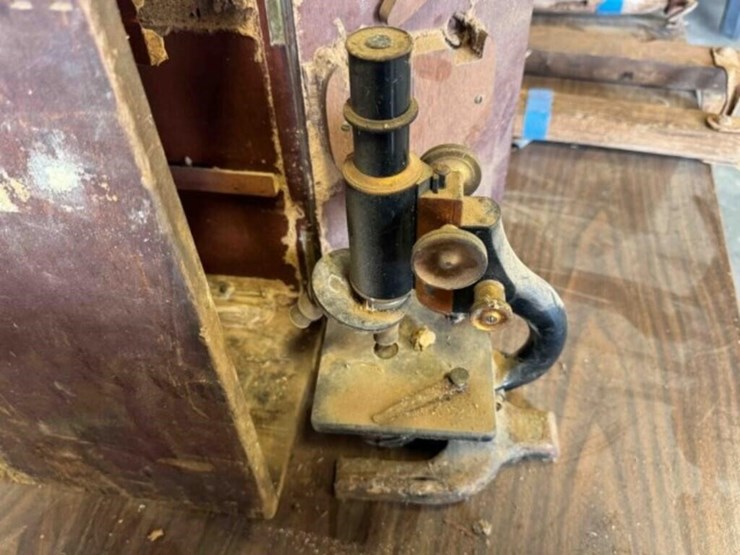vintage-microscope-in-wooden-box-image-3
