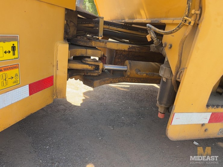 2010-caterpillar-cb64-image-18