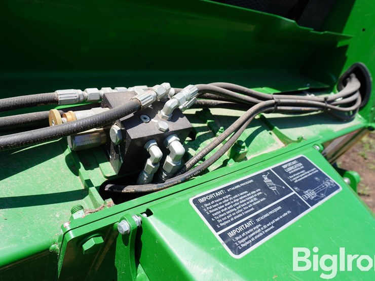 2022-john-deere-560m-image-11