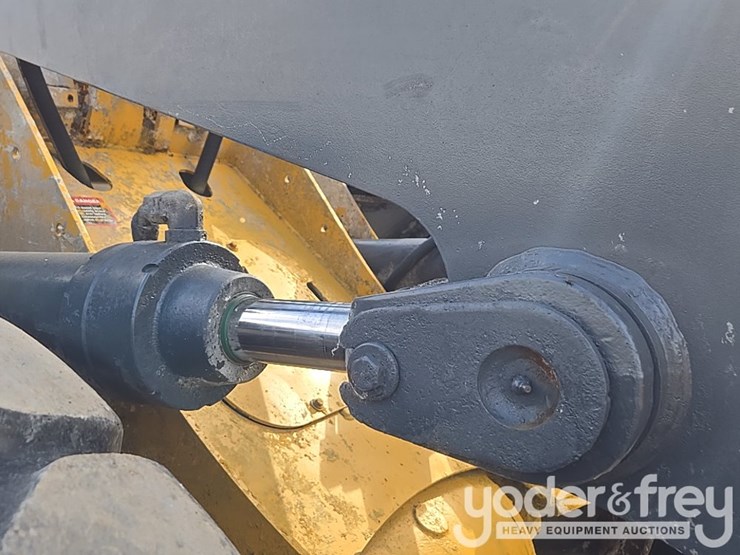 2019-deere-724k-image-25