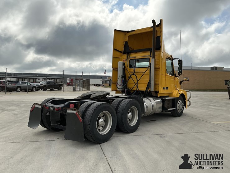 2017-volvo-vnl64t300-image-5