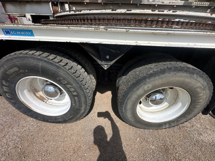 2014-freightliner-m2-106-image-12