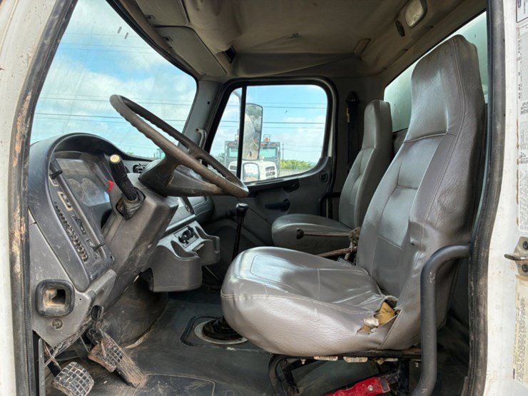 2006-freightliner-m2-106-image-7