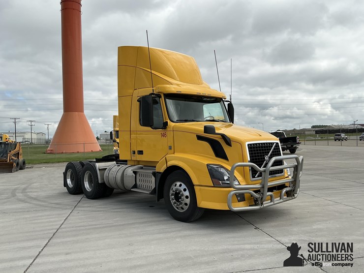 2015-volvo-vnl64t300-image-3