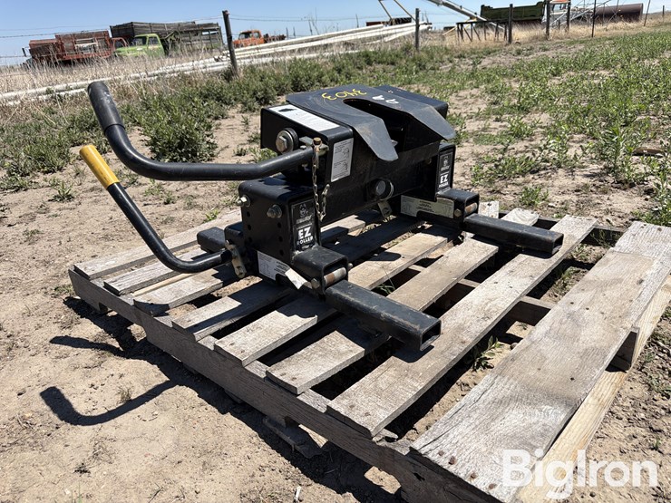 husky-adjustable-ez-roller-5th-wheel-hitch-image-2