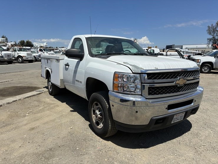 2011-chevrolet-silverado-2500-image-2