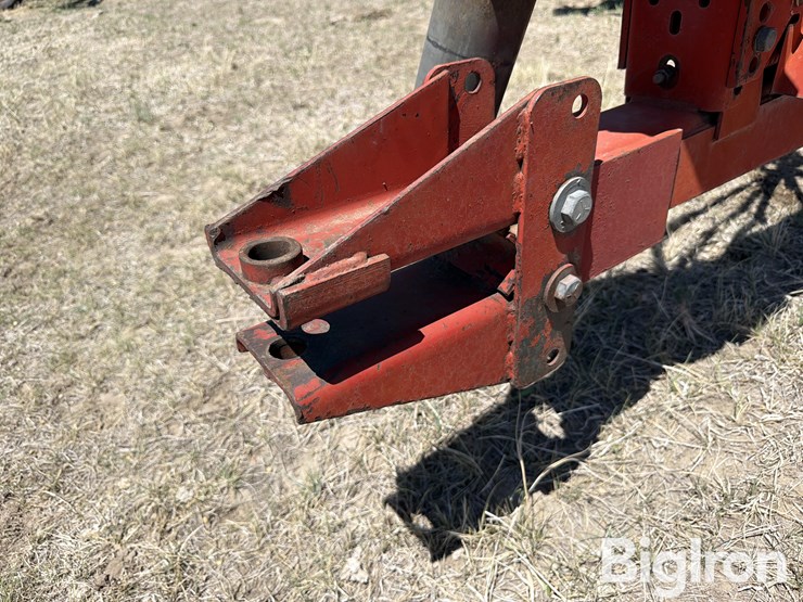 new-holland-320-image-9