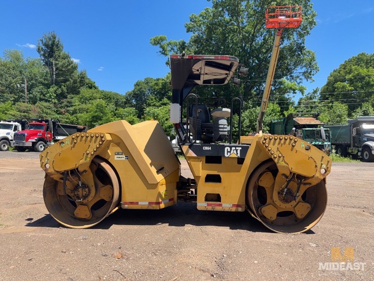 2010-caterpillar-cb64-image-4