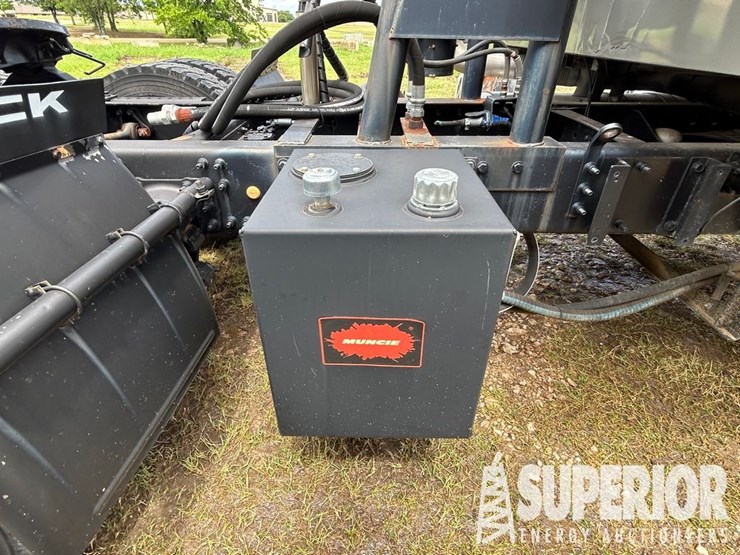 (x)-(9-34)-2005-mack-cxn613-t/a-wet-kit-truck-trac...-image-7