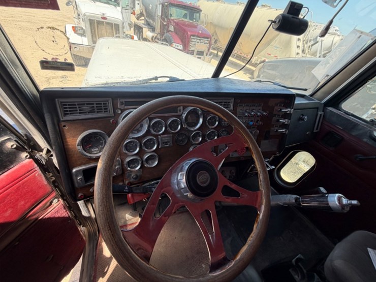 1999-peterbilt-379-image-11