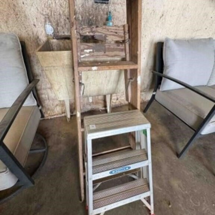 2 LADDERS, 1-WERNER 1-WOOD