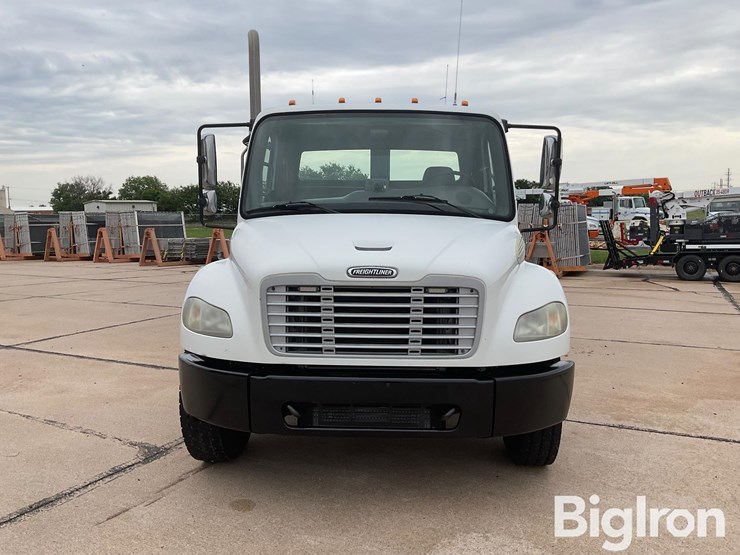 2010-freightliner-m2-106-image-2