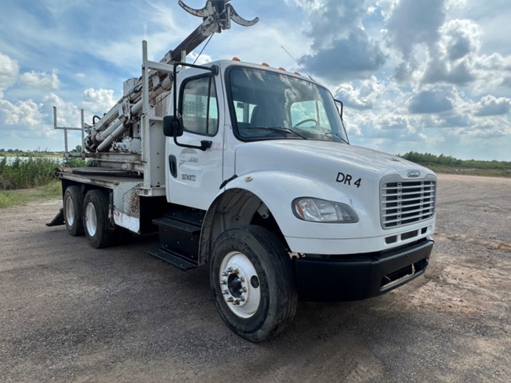 2014-freightliner-m2-106-image-5