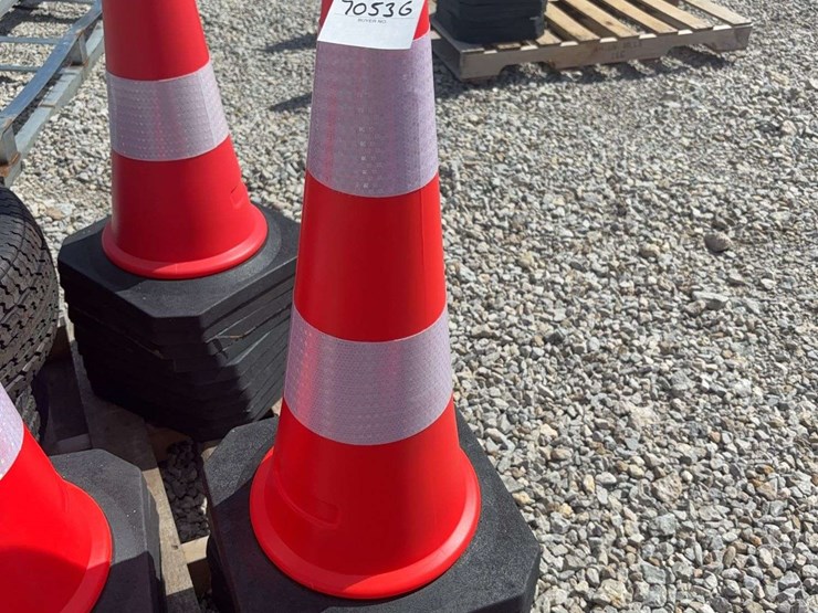 traffic-cones-with-heavy-duty-bases-image-1