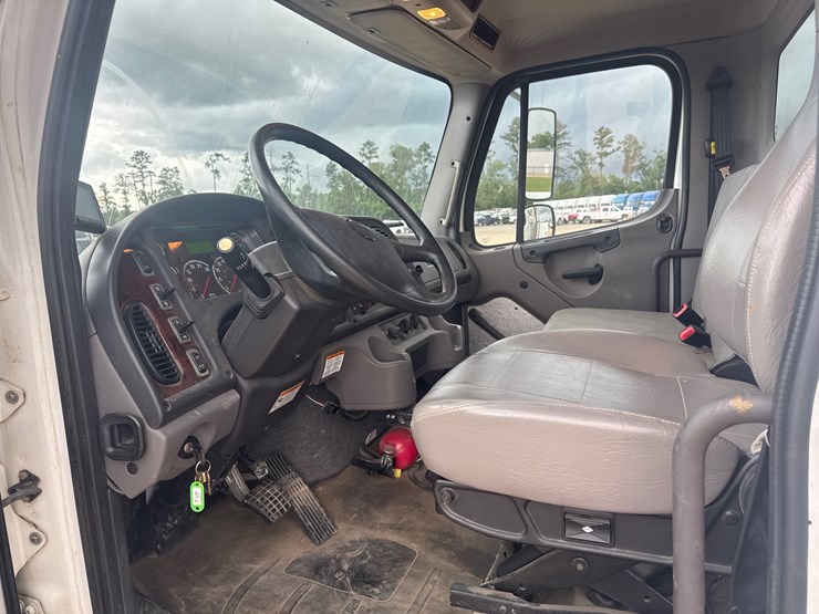 2020-freightliner-m2-106-image-53