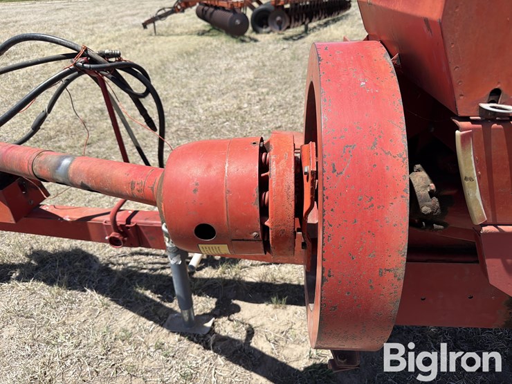 new-holland-320-image-12
