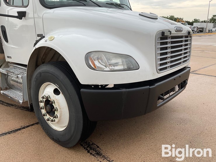 2009-freightliner-m2-106-image-15
