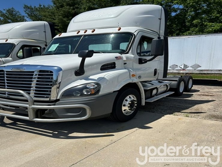 2018-freightliner-cascadia-113-image-2