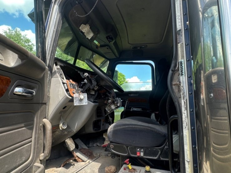2010-peterbilt-367-image-28